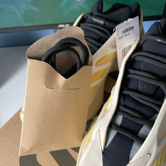Yeezy 700 v3 Safflower Size 10 - Picture 5 of 5